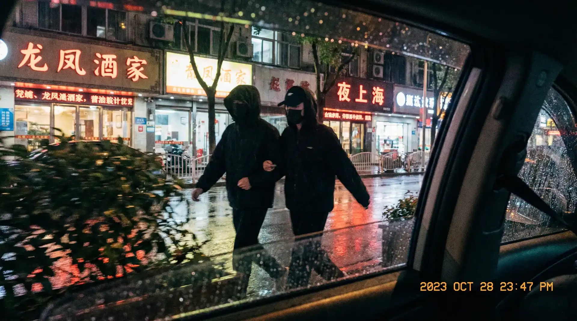 阿宾游记 - 顶流明星深夜密会现场抓拍照片